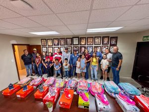 ENTREGA JANETH GARCÍA APOYOS ESCOLARES A HIJOS DE TRABAJADORES SINDICALIZADOS