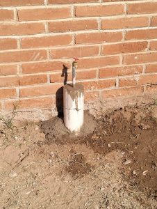 Instalación de tomas de agua en la barda perimetral del cementerio municipal.