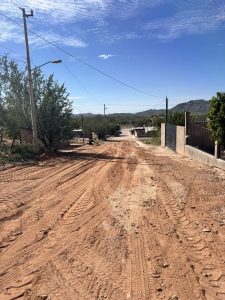 CONTINÚA SERVICIOS PÚBLICOS CON EL MANTENIMEINTO Y RASPADO DE CALLES