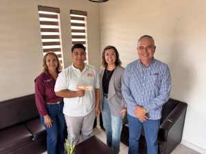 Entrega alcaldesa Janeth García mazón premio consistente en un juego de botas y cinto a Martín Azael López, ganador del número 400 dentro del sorteo realizado en el marco de las actividades de las Fiestas Patronales 2025.