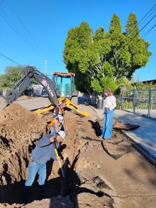 Trabajos de reparación de tubería de distribución de agua, en calle Víctor Estrella.