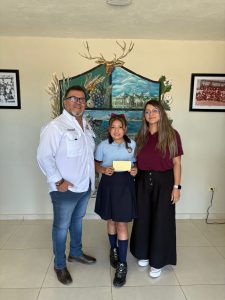 Felicita alcaldesa Janeth García Mazón a la joven Aned Renee Valenzuela Lizárraga por su destacada participación en el Campamento “Mi Sueño Olímpico”