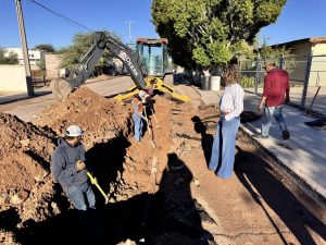 SUPERVISA JANETH GARCÍA TRABAJOS DE REPARACIÓN EN TUBERÍA DAÑADA DE AGUA POTABLE SOBRE LA CALLE VÍCTOR ESTRELLA