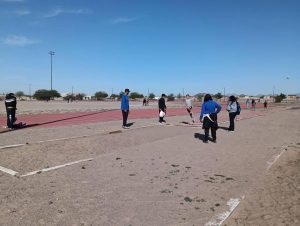 La presidenta municipal Janeth García Mazón felicitó a las alumnas Ana Luisa León, Mya Victoria Cardoso, Yaquelin Lara y Renata Loroña Ton, de la Escuela Elvira Lizárraga, por obtener el segundo lugar en la competencia de relevos 4×75 metros femenil, logro que les permitió clasificar a la etapa regional.